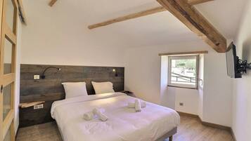 2 dormitorios, tabla de planchar con plancha, cuna de viaje