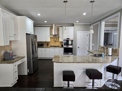 Near LakePoint! Spacious 3-Story Retreat