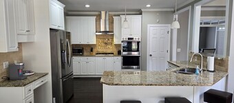 Near LakePoint! Spacious 3-Story Retreat