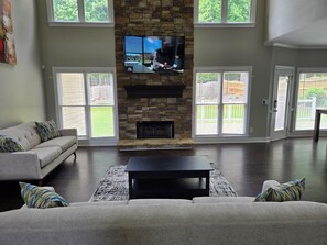 智能电视、壁炉、电子游戏、桌上足球