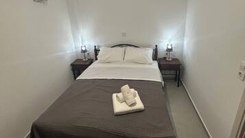 1 slaapkamer, een strijkplank/strijkijzer, wifi, beddengoed