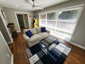 Smart TV, chimenea, videojuegos