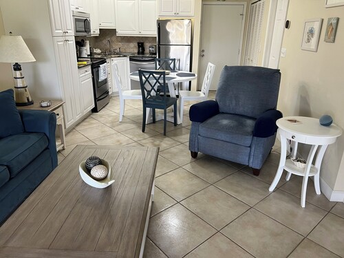 Lovely 1 Bedroom unit on second floor in paradise