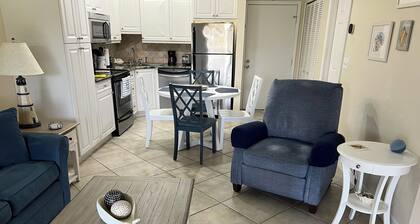 Lovely 1 Bedroom unit on second floor in paradise