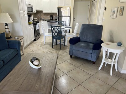 Lovely 1 Bedroom unit on second floor in paradise