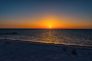 Plage, chaises longues, serviettes de plage