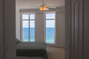 4 quartos, escrivaninha, ferros/tábuas de passar roupa