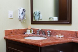 Dusche, Whirlpool, Haartrockner, Handtücher