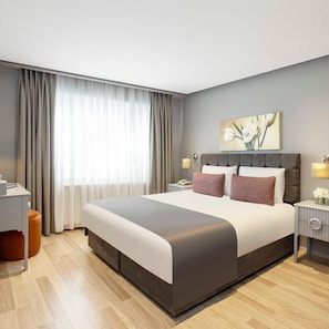 A modern hotel room with a large bed, a desk, and a chair. - Home Suite Home Nisantasi (Istanbul)