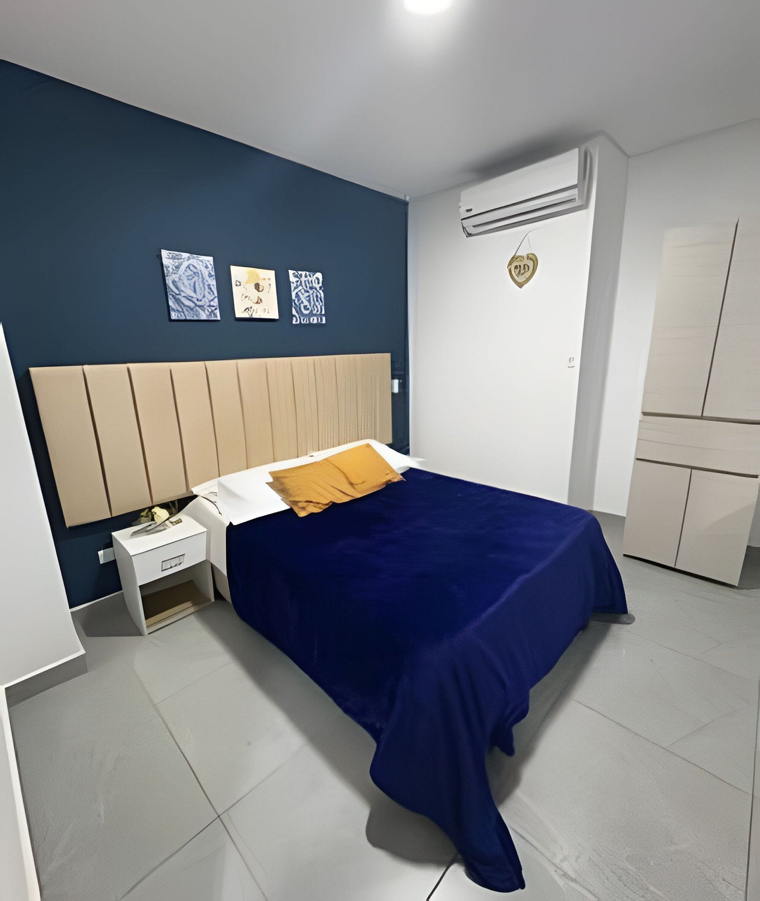 Departamento | Muebles diferentes, escritorio y espacio para trabajar con laptop 