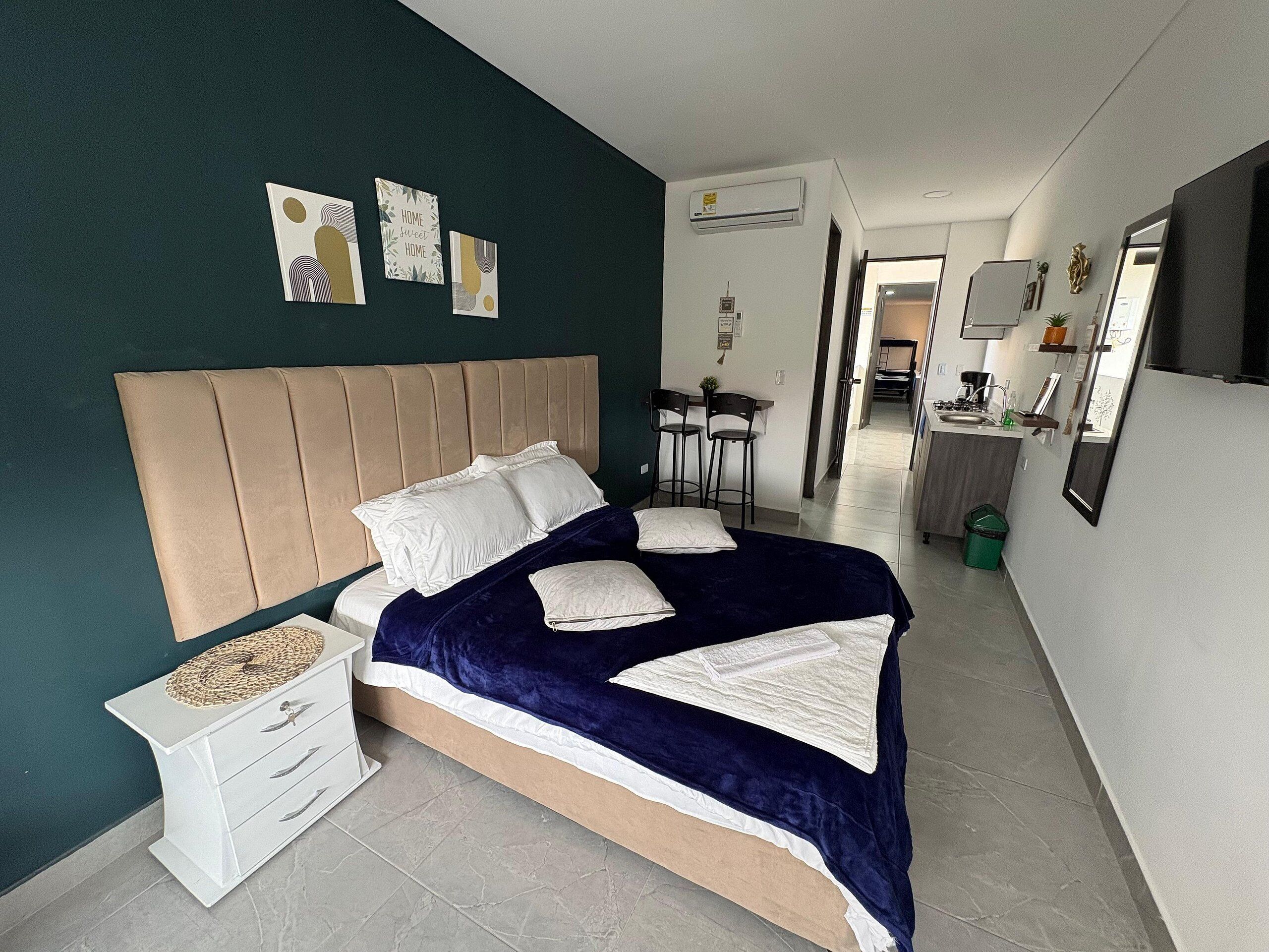 Departamento | Muebles diferentes, escritorio y espacio para trabajar con laptop 