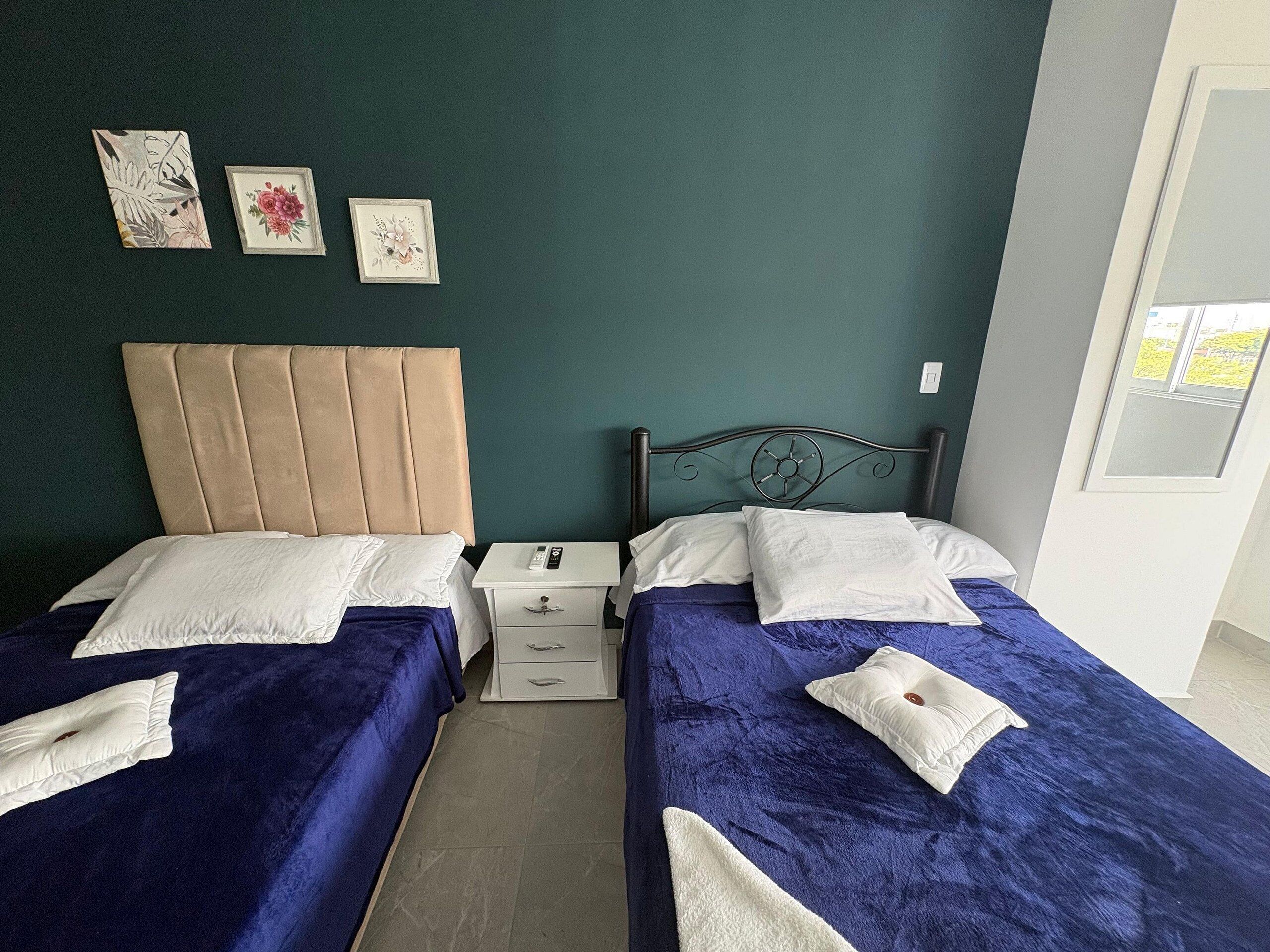 Departamento | Muebles diferentes, escritorio y espacio para trabajar con laptop 
