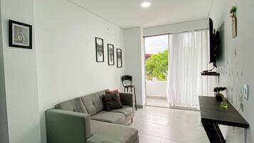 Apartment, Balkon | Wohnbereich | Fernseher