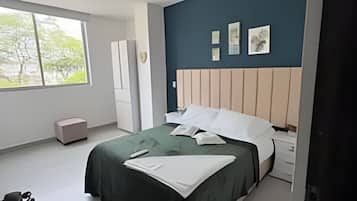 Apartamento Deluxe | Mobiliario individual, escritorio, espacio para trabajar con un portátil