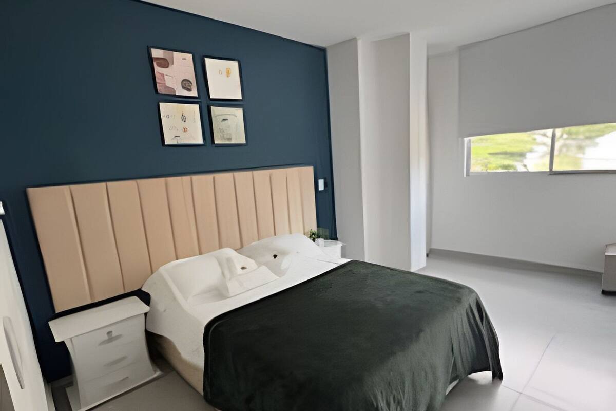 Appartement | Ameublement unique, bureau, espace de travail pour ordinateurs portables