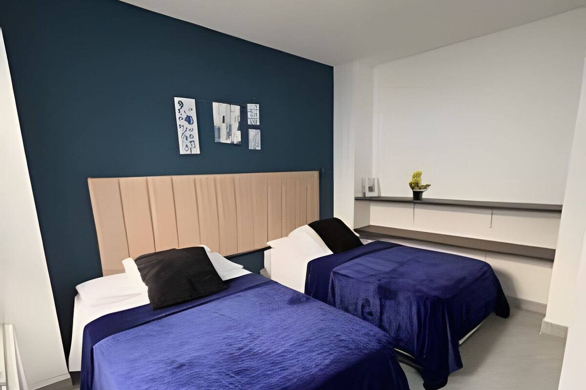 Appartement | Ameublement unique, bureau, espace de travail pour ordinateurs portables