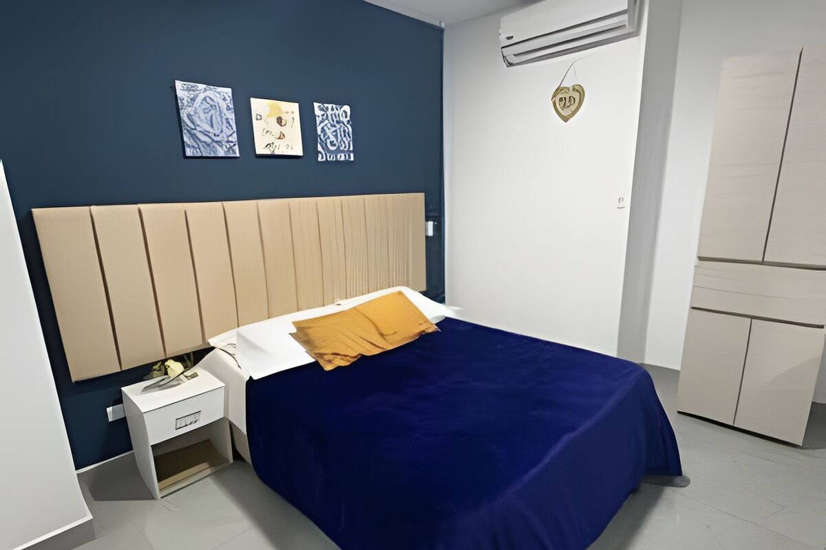 Appartement | Ameublement unique, bureau, espace de travail pour ordinateurs portables