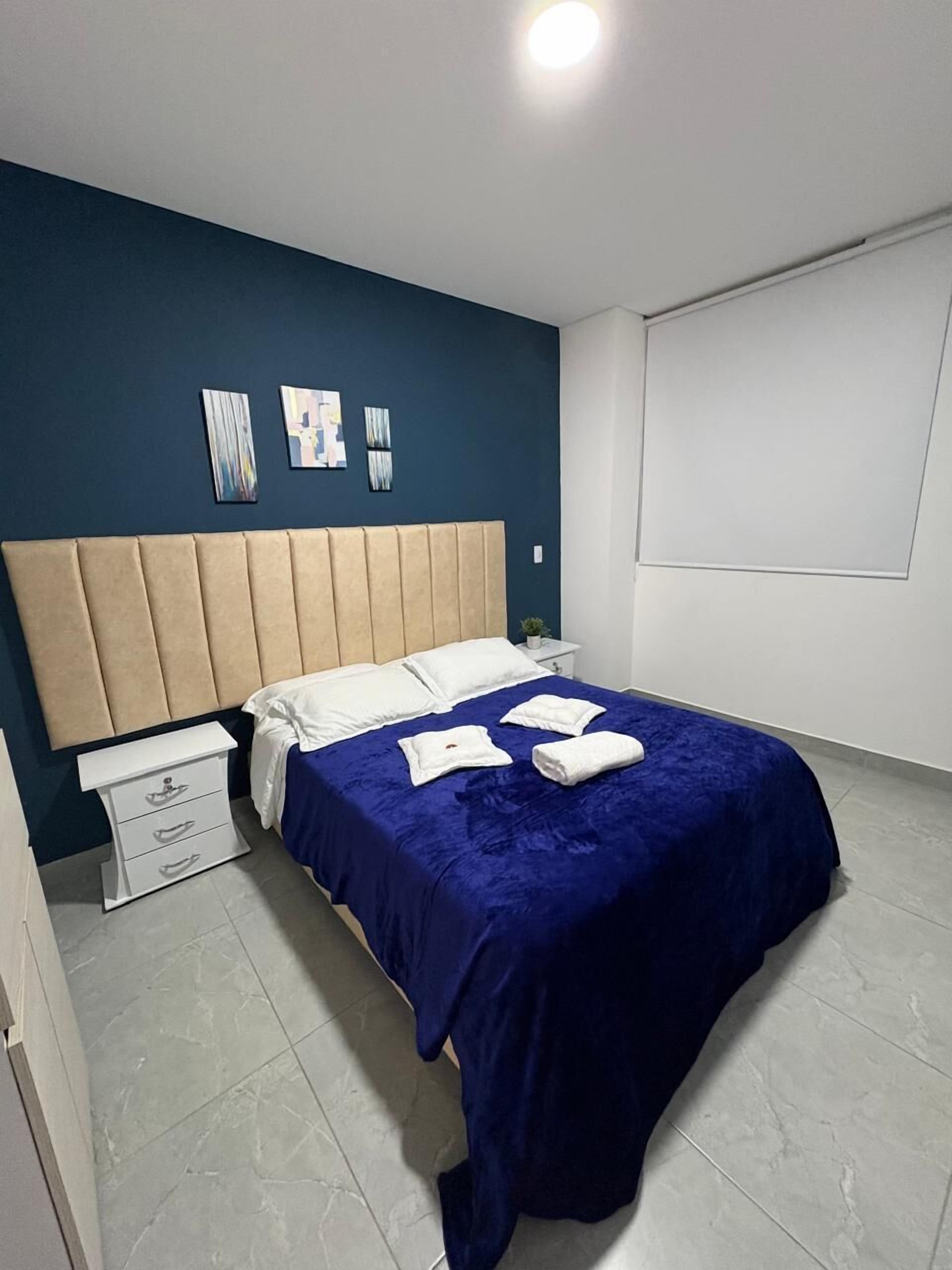 Appartement | Ameublement unique, bureau, espace de travail pour ordinateurs portables