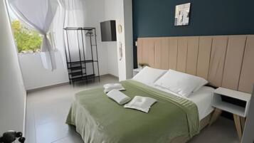 Muebles diferentes, escritorio y espacio para trabajar con laptop