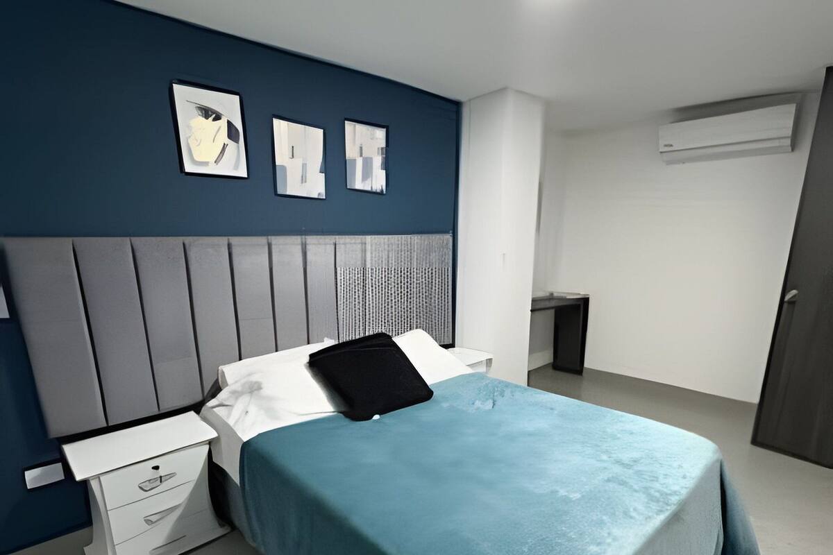 Appartement | Ameublement unique, bureau, espace de travail pour ordinateurs portables