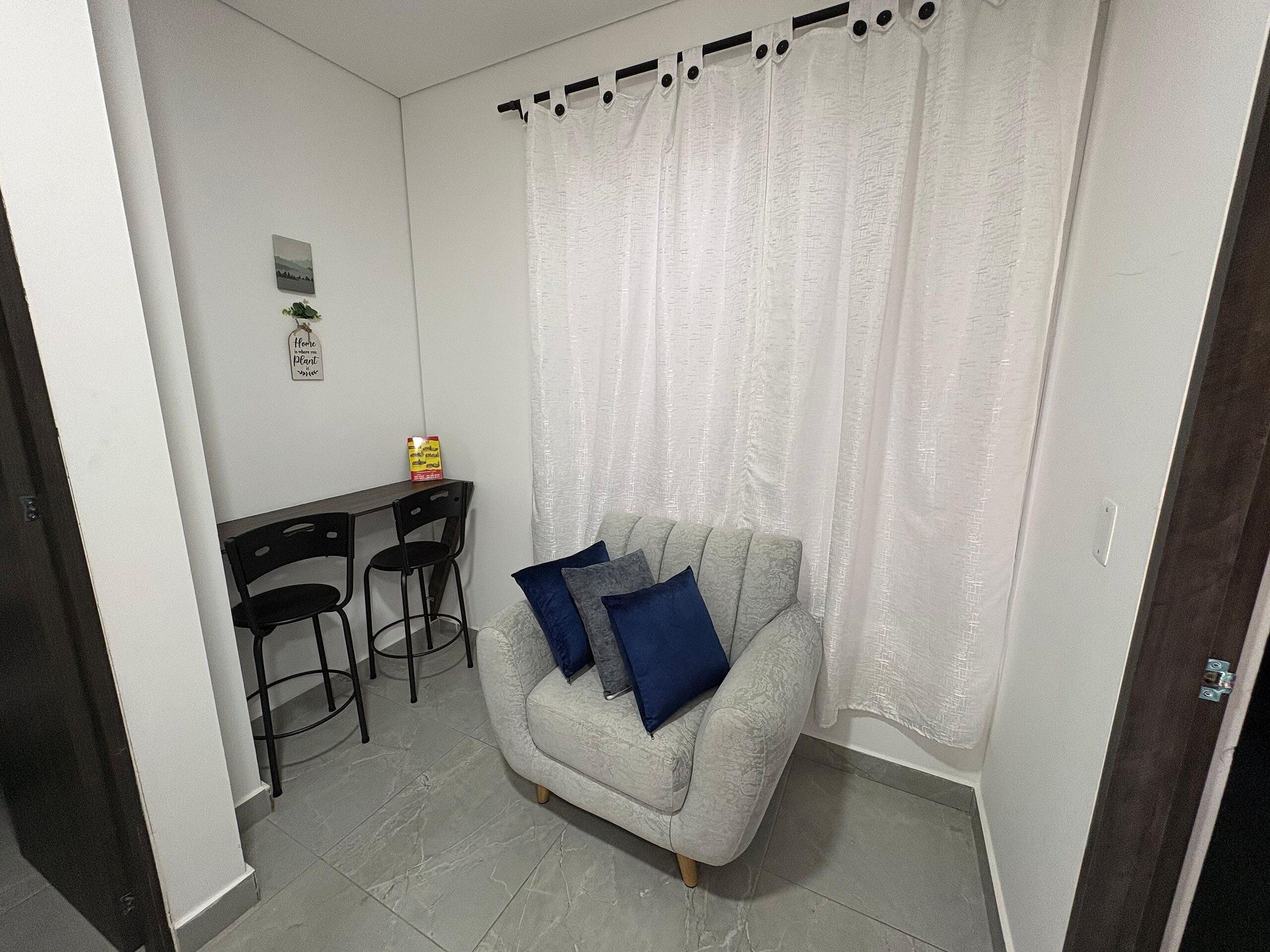 Apartament romàntic | Sala d'estar | Televisor i terres tèrmics 