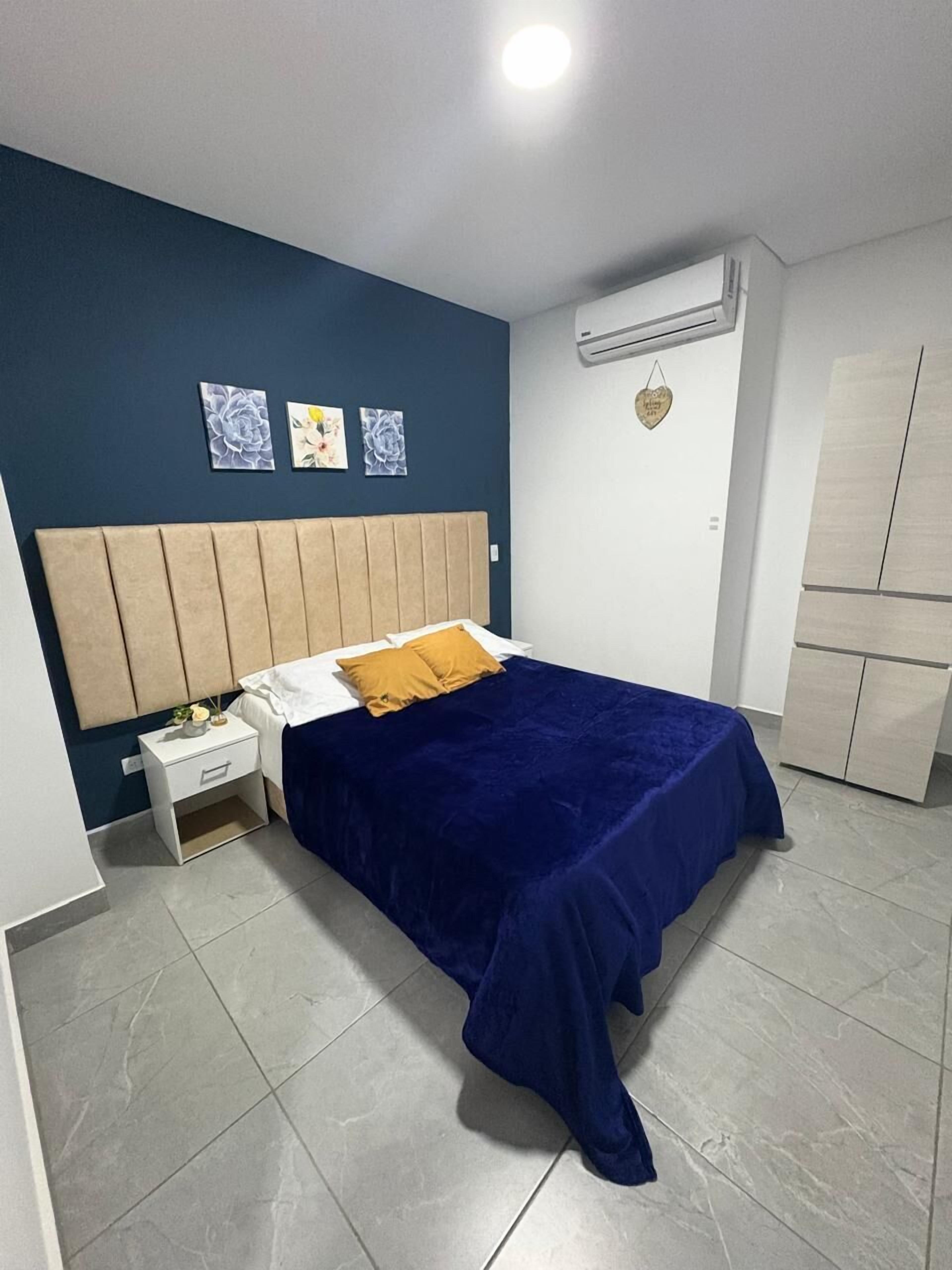 Appartement romantique | Ameublement unique, bureau, espace de travail pour ordinateurs portables