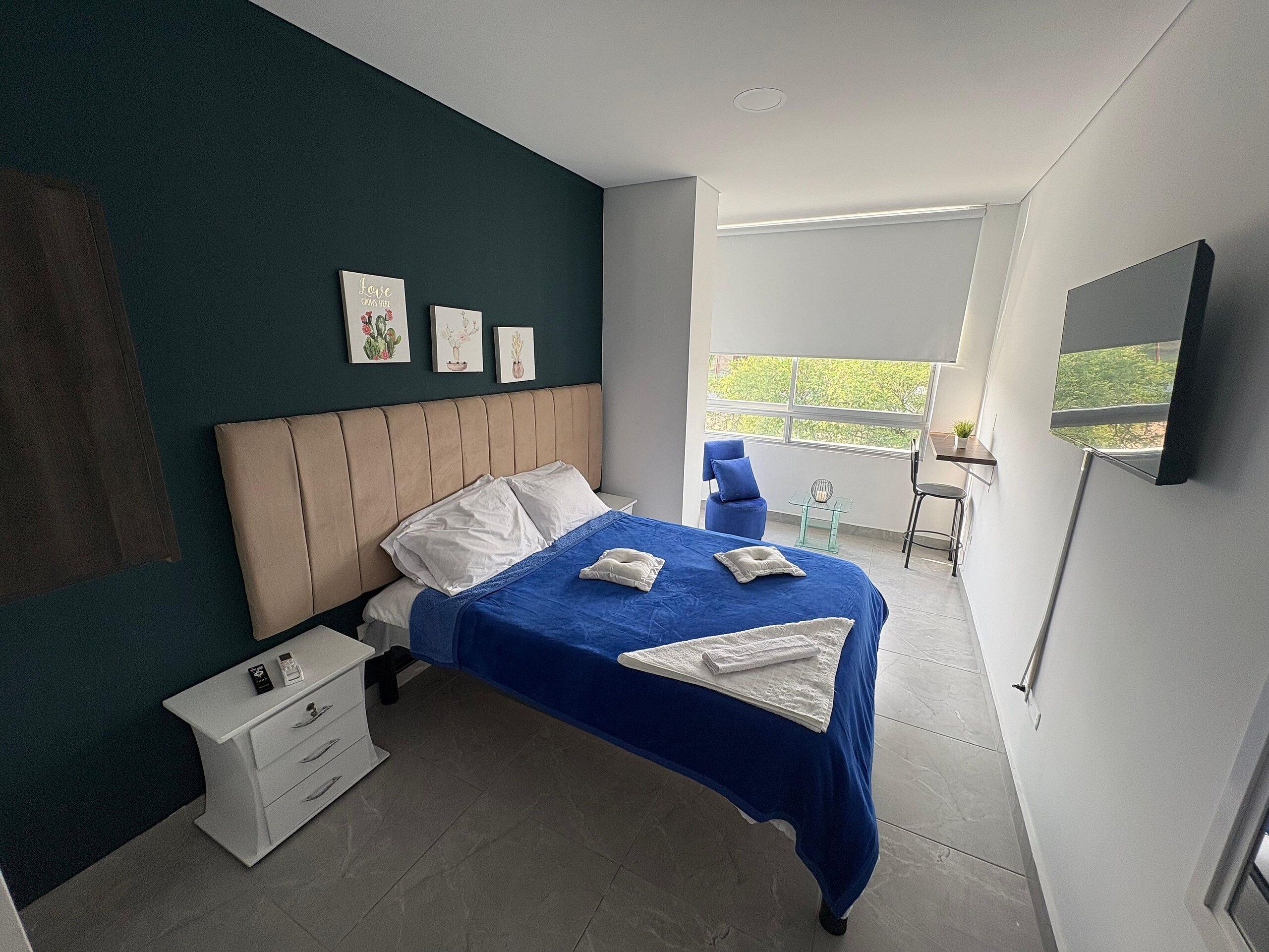 Departamento romántico | Muebles diferentes, escritorio y espacio para trabajar con laptop 