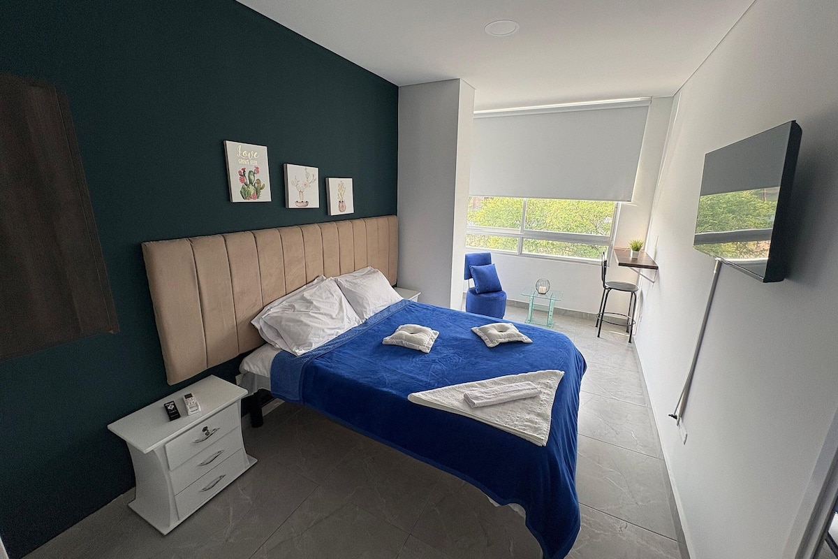 Apartamento romántico | Mobiliario individual, escritorio, espacio para trabajar con un portátil