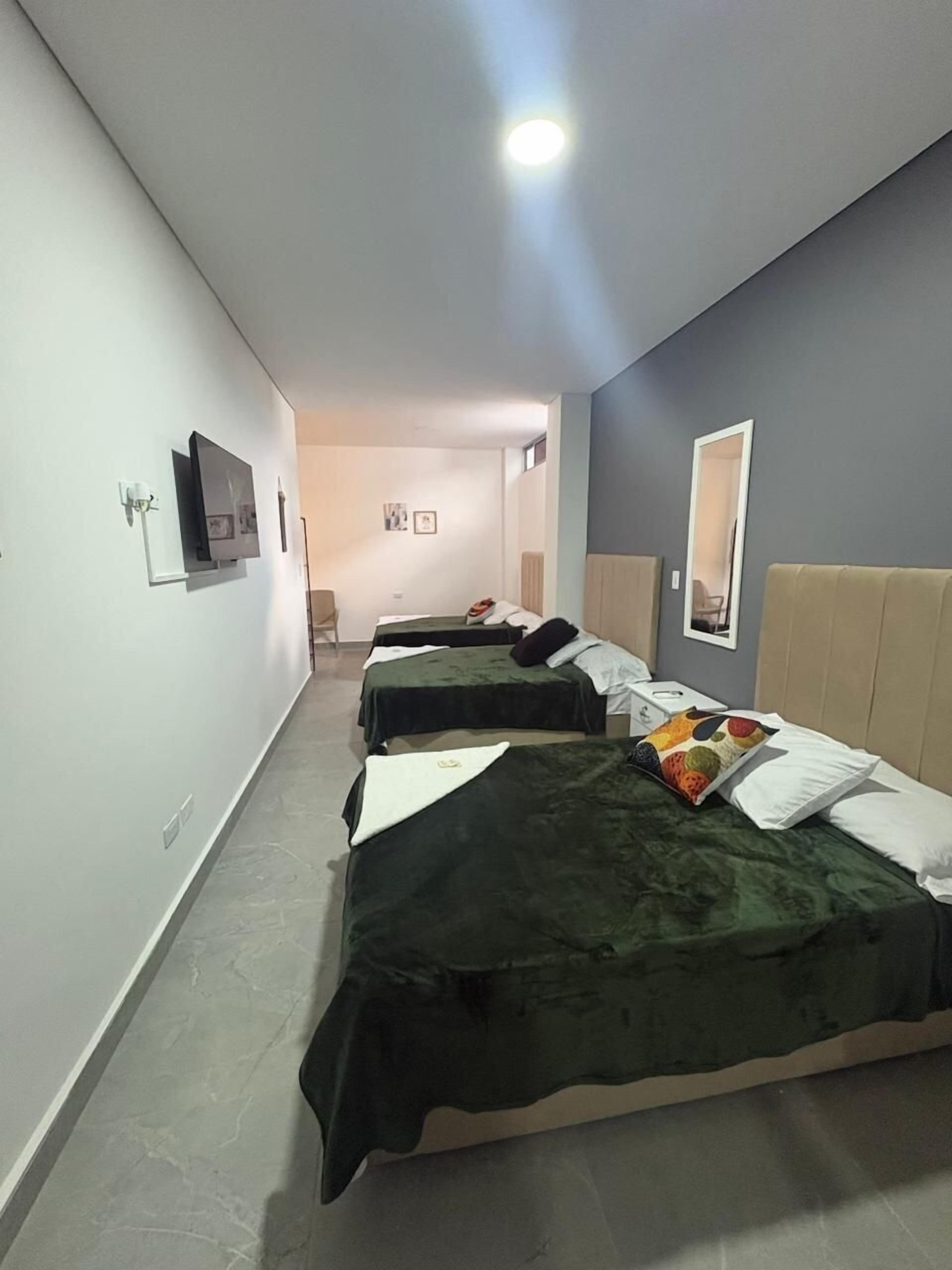 Departamento | Muebles diferentes, escritorio y espacio para trabajar con laptop 