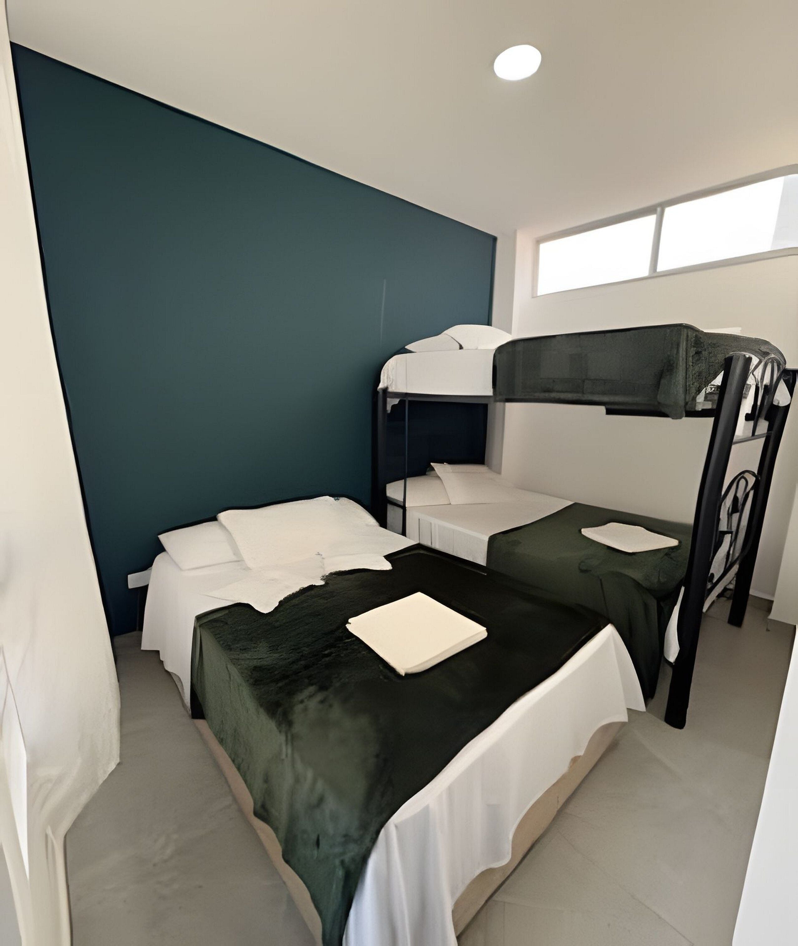Departamento familiar | Muebles diferentes, escritorio y espacio para trabajar con laptop 