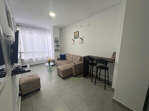 Departamento básico | Área de sala de estar | Televisión y piso con calefacción