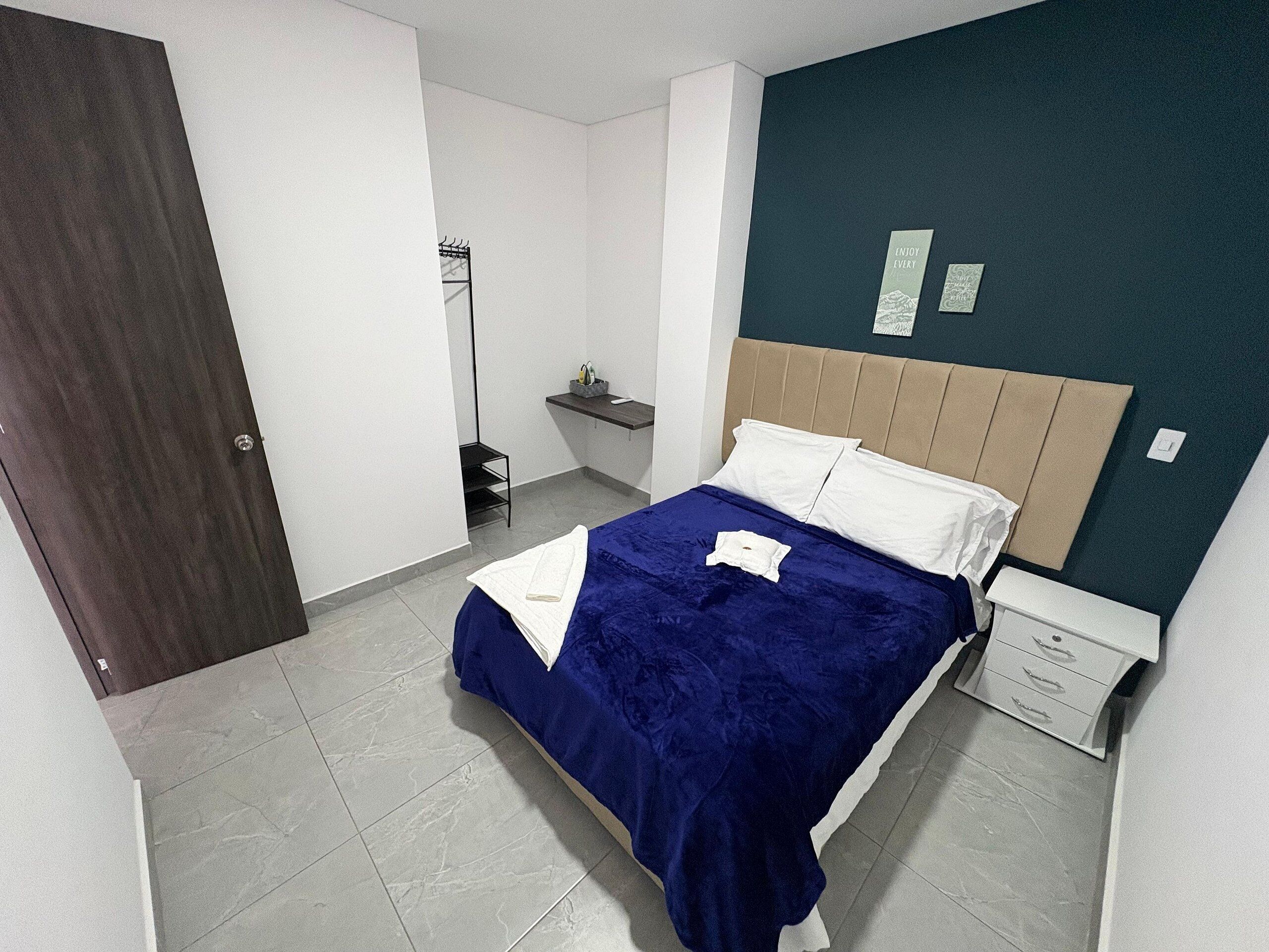Departamento familiar | Muebles diferentes, escritorio y espacio para trabajar con laptop 