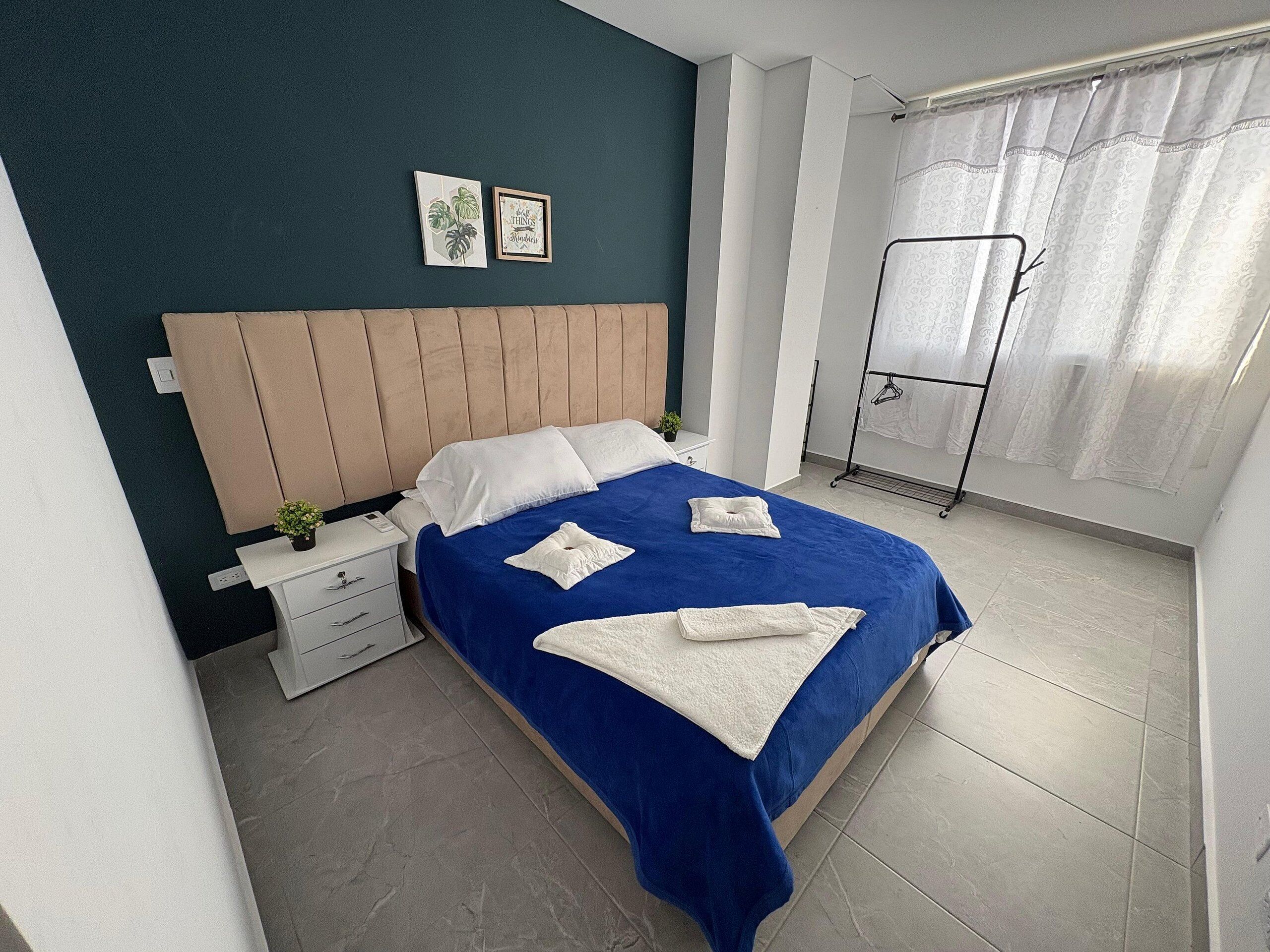 Departamento Deluxe | Muebles diferentes, escritorio y espacio para trabajar con laptop 