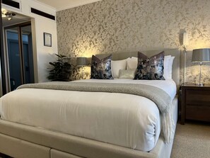 1 bedroom, desk, WiFi, bed sheets