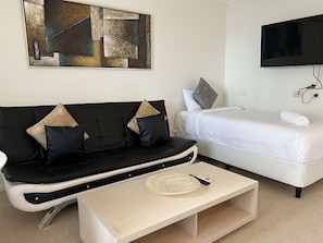 1 bedroom, desk, WiFi, bed sheets - High Floor Sydney City Studio with Balcony (Darlinghurst)