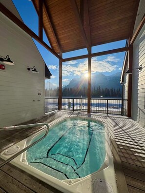 Outdoor spa tub - NEW 3BR HotTub-MTN View-Deck-BBQ (Harvie Heights)