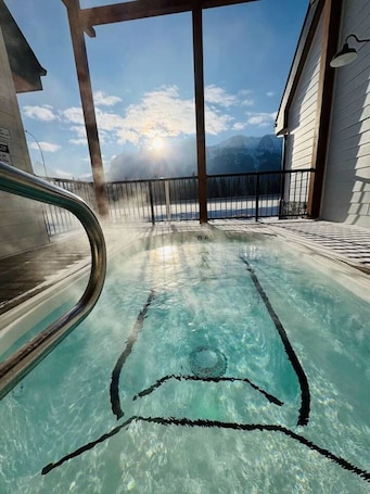 Pool. NEW 3BR HotTub-MTN View-Deck-BBQ