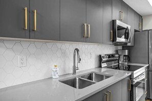 Fridge, microwave, stovetop, coffee/tea maker - NEW 3BR HotTub-MTN View-Deck-BBQ (Harvie Heights)