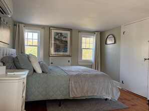 4 bedrooms, desk, iron/ironing board, WiFi