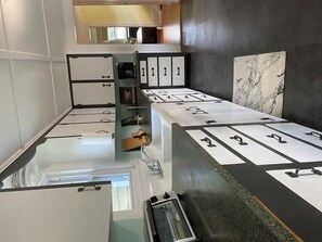 Micro-ondes, four, plaque de cuisson, cafetière/bouilloire