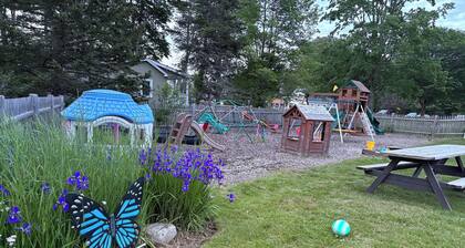 Charming 4bedroom schoolhouse 2.6 miles to Wells Beach, AC,WiFi, playground,BBQ