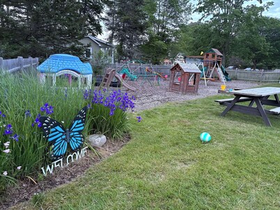 Charming 4bedroom schoolhouse 2.6 miles to Wells Beach, AC,WiFi, playground,BBQ
