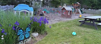 Charming 4bedroom schoolhouse 2.6 miles to Wells Beach, AC,WiFi, playground,BBQ