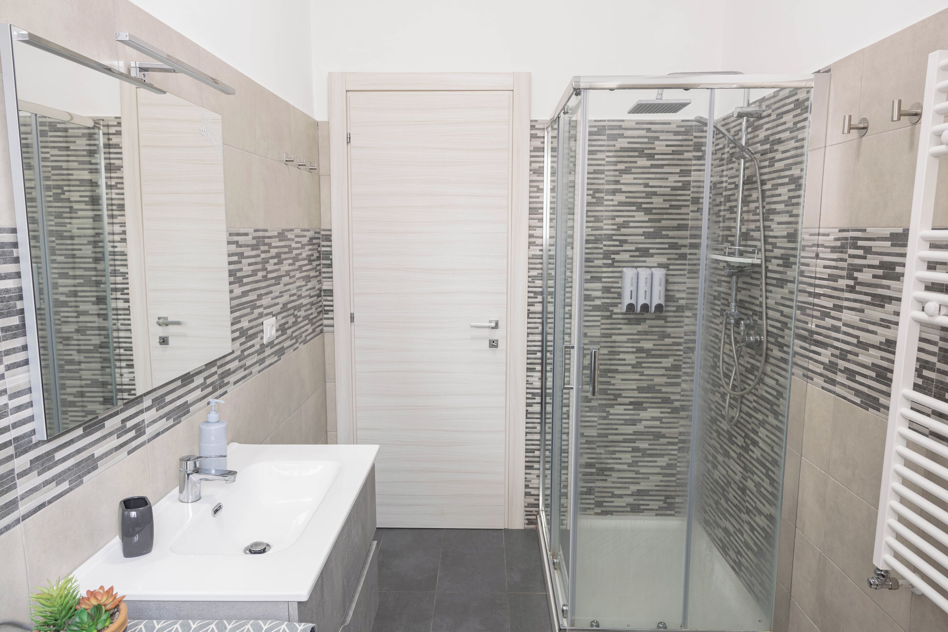Doccia, asciugacapelli, bidet, asciugamani