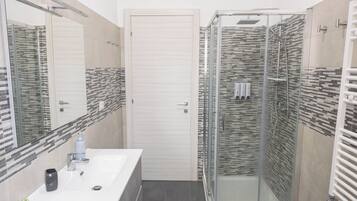 Doccia, asciugacapelli, bidet, asciugamani