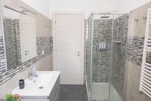 Douche, sèche-cheveux, bidet, serviettes fournies