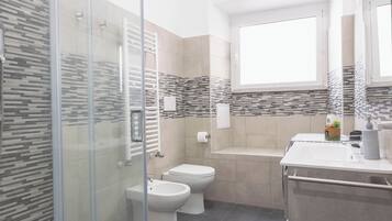 Een douche, een haardroger, een bidet, handdoeken