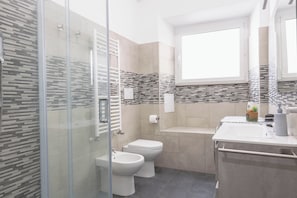 Douche, sèche-cheveux, bidet, serviettes fournies