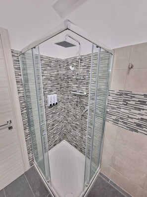 Douche, sèche-cheveux, bidet, serviettes fournies