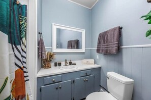 Asciugacapelli, asciugamani, sapone, shampoo